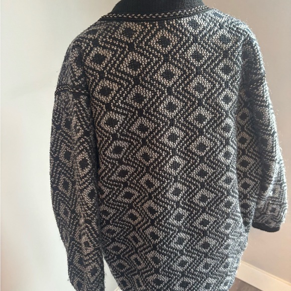 Vintage Black and Gray Patterned Sweater. Fits xl - Picture 3 of 3